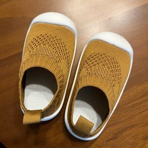 3 pairs of 2Tiny feet knit shoes